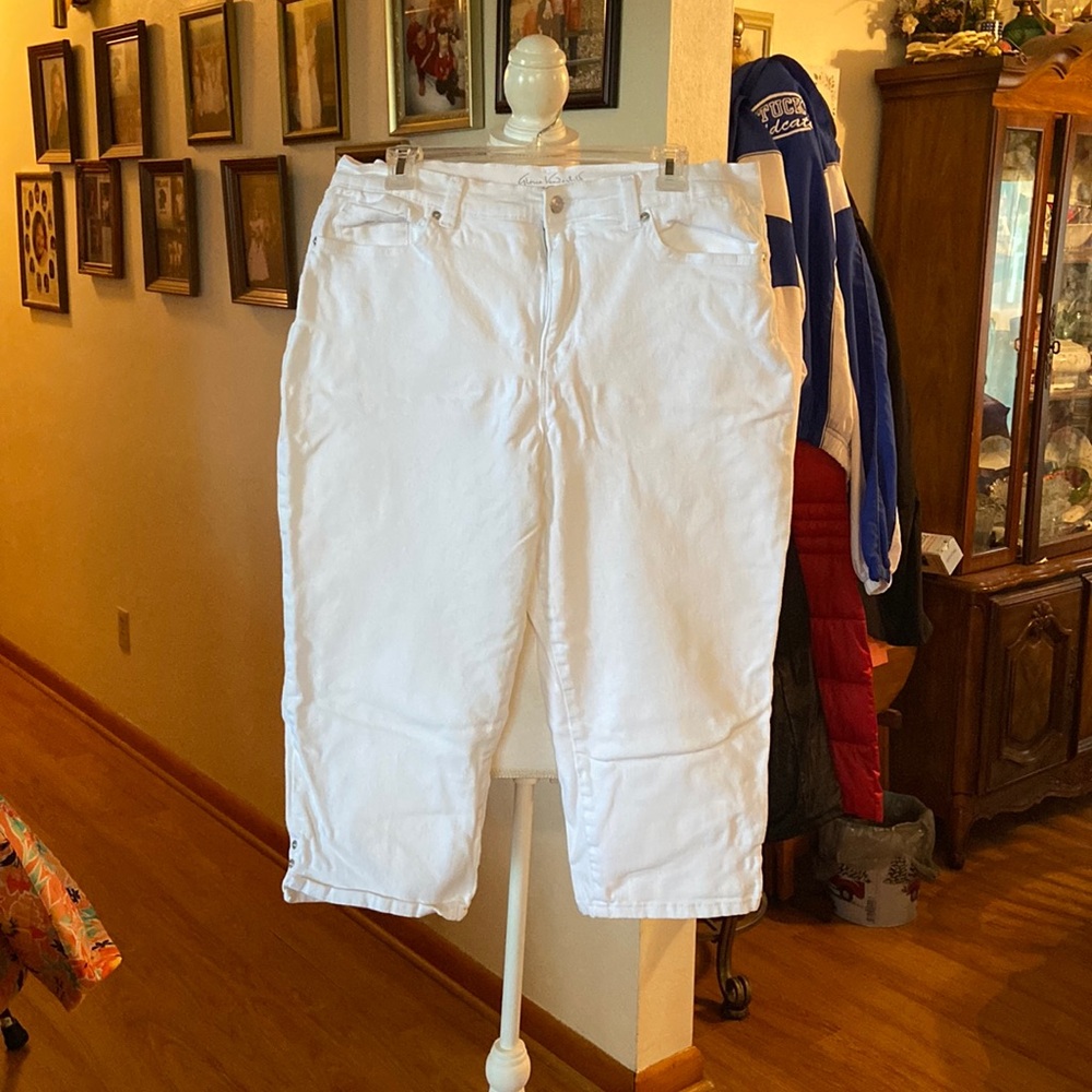 Gloria Vanderbilt capris. Size 16